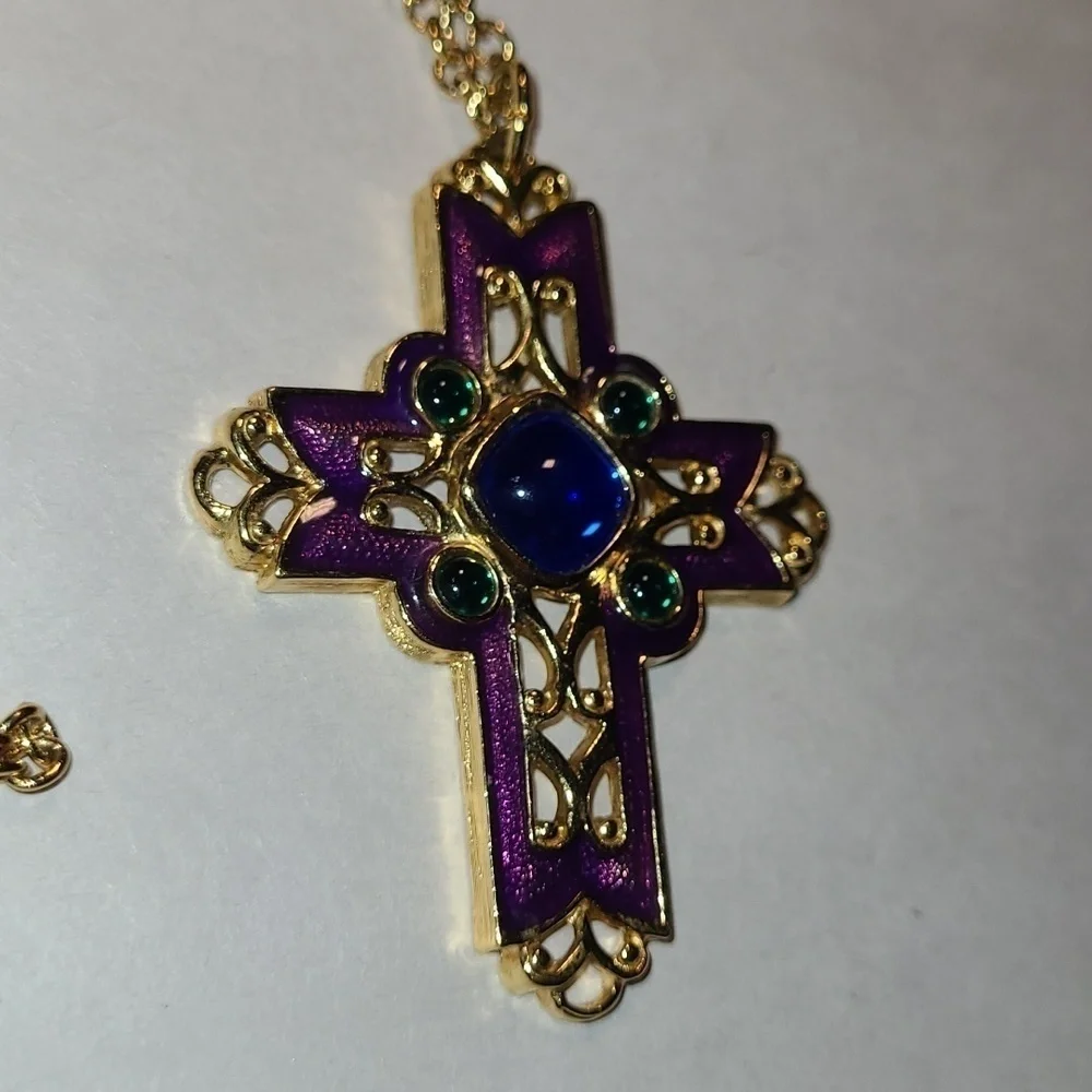 Women's Avon Cross with Chain NWOT
